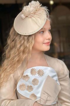 Kız Çocuk Kare Yaka Göğsü Pano Çiçek Asimetrik Kesim Krem Elbise