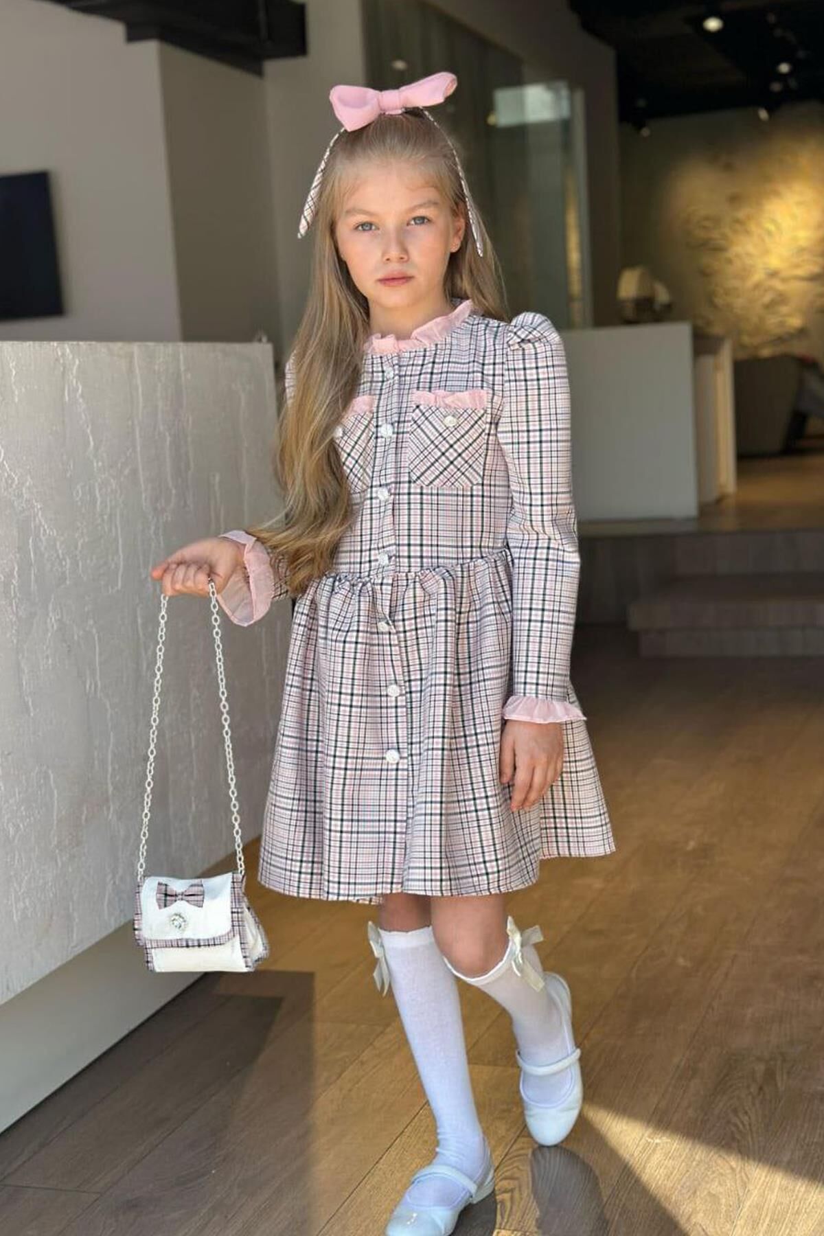 Kız Çocuk Yakası ve Kolları Fırfırlı Üzeri Boydan Düğme ve Pudra Ekose Detaylı Elbise