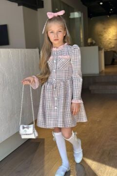 Kız Çocuk Yakası ve Kolları Fırfırlı Üzeri Boydan Düğme ve Pudra Ekose Detaylı Elbise