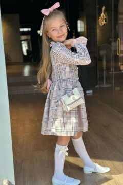 Kız Çocuk Yakası ve Kolları Fırfırlı Üzeri Boydan Düğme ve Pudra Ekose Detaylı Elbise