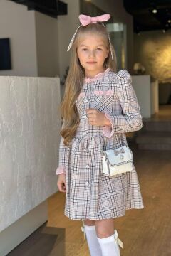 Kız Çocuk Yakası ve Kolları Fırfırlı Üzeri Boydan Düğme ve Pudra Ekose Detaylı Elbise