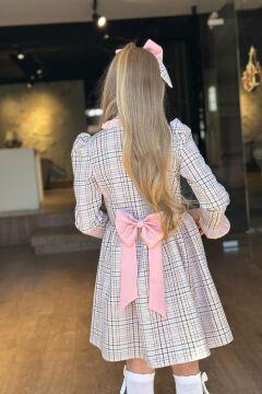 Kız Çocuk Yakası ve Kolları Fırfırlı Üzeri Boydan Düğme ve Pudra Ekose Detaylı Elbise