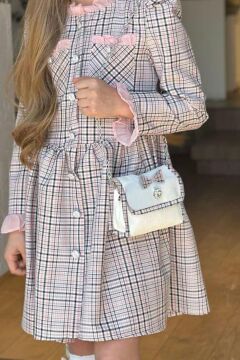 Kız Çocuk Yakası ve Kolları Fırfırlı Üzeri Boydan Düğme ve Pudra Ekose Detaylı Elbise