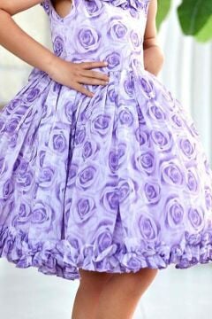 Kız Çocuk Yakası ve Etek Ucu Fırfırlı Üzeri Gül Baskılı Kolsuz Lila Elbise