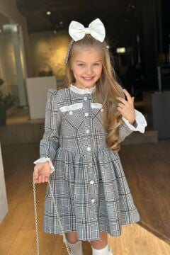 Kız Çocuk Yakası ve Kolları Fırfırlı Üzeri Boydan Düğme ve Gri-Kahve Ekose Detaylı Elbise