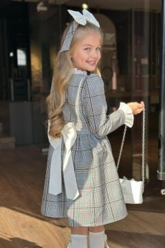 Kız Çocuk Yakası ve Kolları Fırfırlı Üzeri Boydan Düğme ve Gri-Kahve Ekose Detaylı Elbise