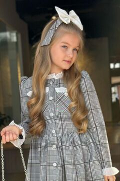 Kız Çocuk Yakası ve Kolları Fırfırlı Üzeri Boydan Düğme ve Gri-Kahve Ekose Detaylı Elbise