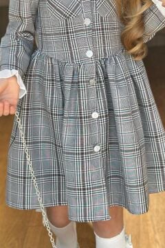 Kız Çocuk Yakası ve Kolları Fırfırlı Üzeri Boydan Düğme ve Gri-Kahve Ekose Detaylı Elbise