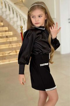 Kız Çocuk Dik Yaka Pileli Saten Bluz Etek Ucu İnci İşlemeli Kemerli Siyah Etekli Takım