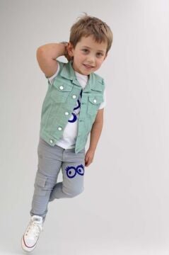 Erkek Çocuk Üzeri Göz ve Yazı Baskılı Tişört Sıfır Kol Jean Su Yeşili Yelek Alt Üst Takım