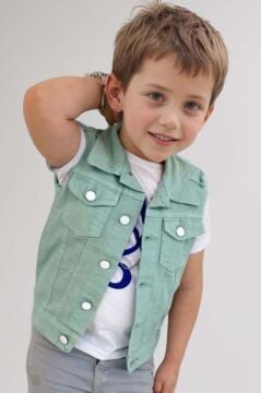 Erkek Çocuk Üzeri Göz ve Yazı Baskılı Tişört Sıfır Kol Jean Su Yeşili Yelek Alt Üst Takım