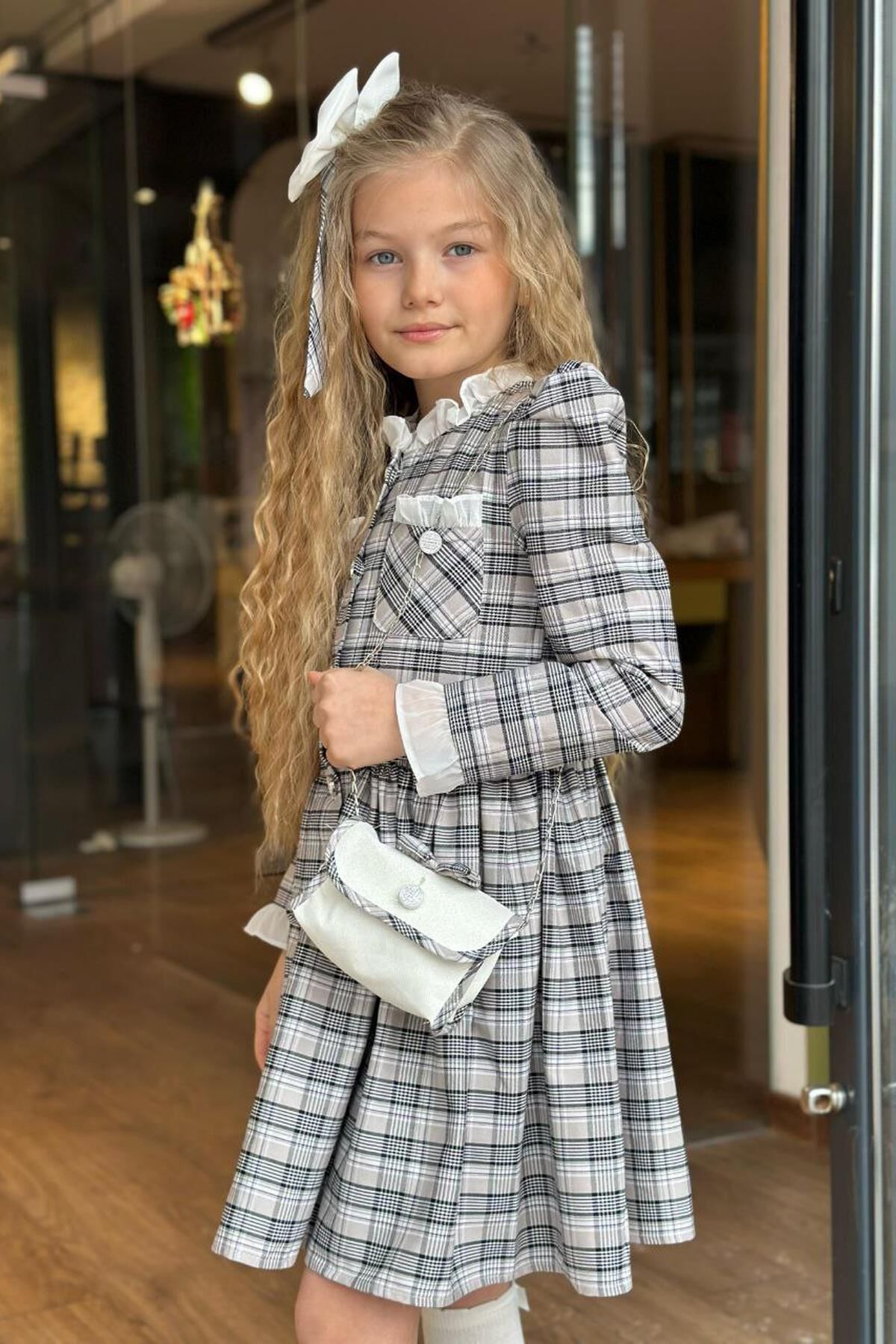 Kız Çocuk Yakası ve Kolları Fırfırlı Üzeri Boydan Düğme ve Gri-Siyah Ekose Detaylı Elbise
