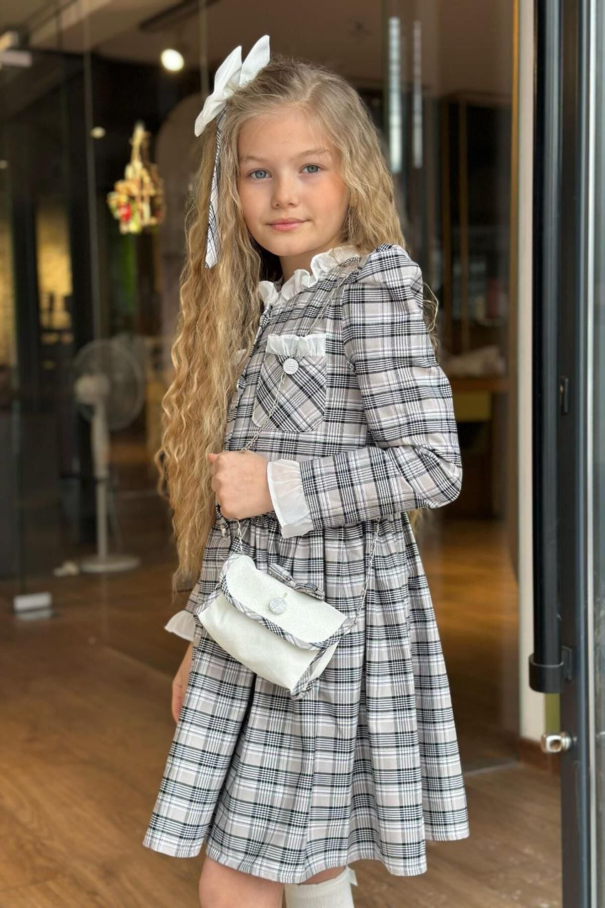 Kız Çocuk Yakası ve Kolları Fırfırlı Üzeri Boydan Düğme ve Gri-Siyah Ekose Detaylı Elbise