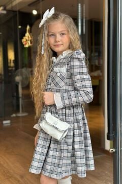 Kız Çocuk Yakası ve Kolları Fırfırlı Üzeri Boydan Düğme ve Gri-Siyah Ekose Detaylı Elbise