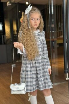 Kız Çocuk Yakası ve Kolları Fırfırlı Üzeri Boydan Düğme ve Gri-Siyah Ekose Detaylı Elbise