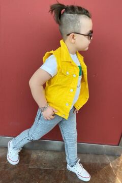 Erkek Çocuk Merci Yazı Baskılı Tişört Jean Pantolon ve Düğme Detaylı Sıfır Kol Jean Sarı Yelek Alt Üst Takım