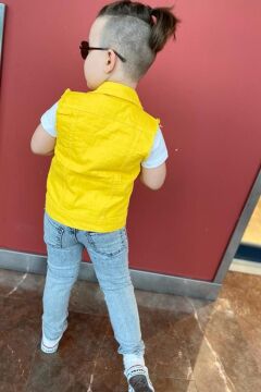 Erkek Çocuk Merci Yazı Baskılı Tişört Jean Pantolon ve Düğme Detaylı Sıfır Kol Jean Sarı Yelek Alt Üst Takım