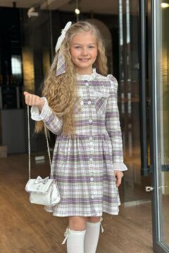 Kız Çocuk Yakası ve Kolları Fırfırlı Üzeri Boydan Düğme ve Gri-Pembe Ekose Detaylı Elbise