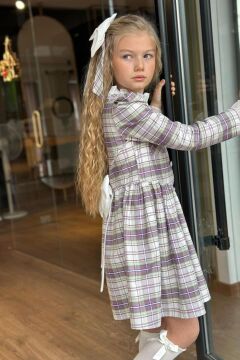 Kız Çocuk Yakası ve Kolları Fırfırlı Üzeri Boydan Düğme ve Gri-Pembe Ekose Detaylı Elbise