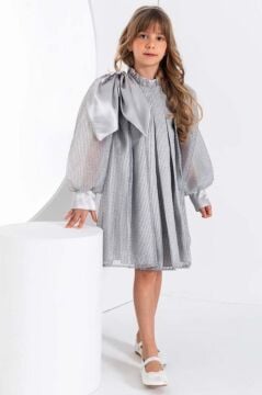 Kız Çocuk Omzu Kurdele Detaylı Yakası Fırfırlı Şerit Pullu Pileli Gümüş Elbise