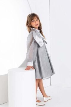 Kız Çocuk Omzu Kurdele Detaylı Yakası Fırfırlı Şerit Pullu Pileli Gümüş Elbise