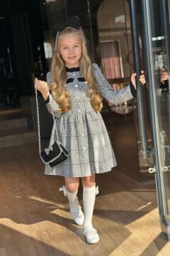 Kız Çocuk Yakası ve Kolları Fırfırlı Üzeri Boydan Düğme ve Siyah Ekose Detaylı Elbise