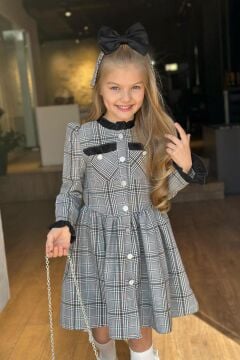 Kız Çocuk Yakası ve Kolları Fırfırlı Üzeri Boydan Düğme ve Siyah Ekose Detaylı Elbise
