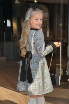 Kız Çocuk Yakası ve Kolları Fırfırlı Üzeri Boydan Düğme ve Siyah Ekose Detaylı Elbise