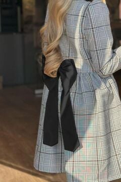 Kız Çocuk Yakası ve Kolları Fırfırlı Üzeri Boydan Düğme ve Siyah Ekose Detaylı Elbise