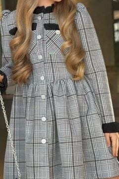 Kız Çocuk Yakası ve Kolları Fırfırlı Üzeri Boydan Düğme ve Siyah Ekose Detaylı Elbise