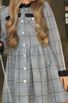 Kız Çocuk Yakası ve Kolları Fırfırlı Üzeri Boydan Düğme ve Siyah Ekose Detaylı Elbise