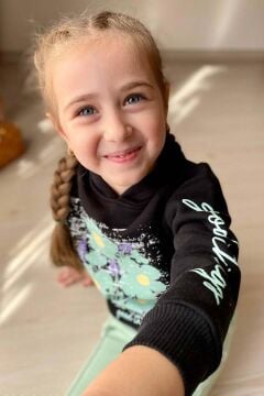 Kız Çocuk Kollarında Yazı Detayları ve Önü Çiçek Baskılı Yeşil Eşofman Takım