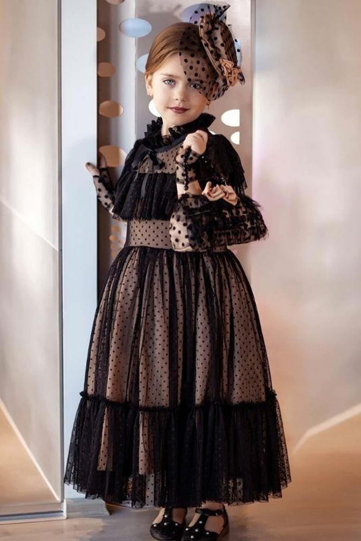 Kız Çocuk Palyaço Yaka ve Göğsü Kat Fırfırlı Üzeri Puantiye Detaylı İçi Astarlı Siyah Abiye