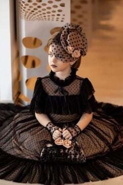 Kız Çocuk Palyaço Yaka ve Göğsü Kat Fırfırlı Üzeri Puantiye Detaylı İçi Astarlı Siyah Abiye