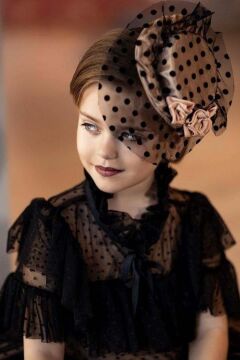 Kız Çocuk Palyaço Yaka ve Göğsü Kat Fırfırlı Üzeri Puantiye Detaylı İçi Astarlı Siyah Abiye