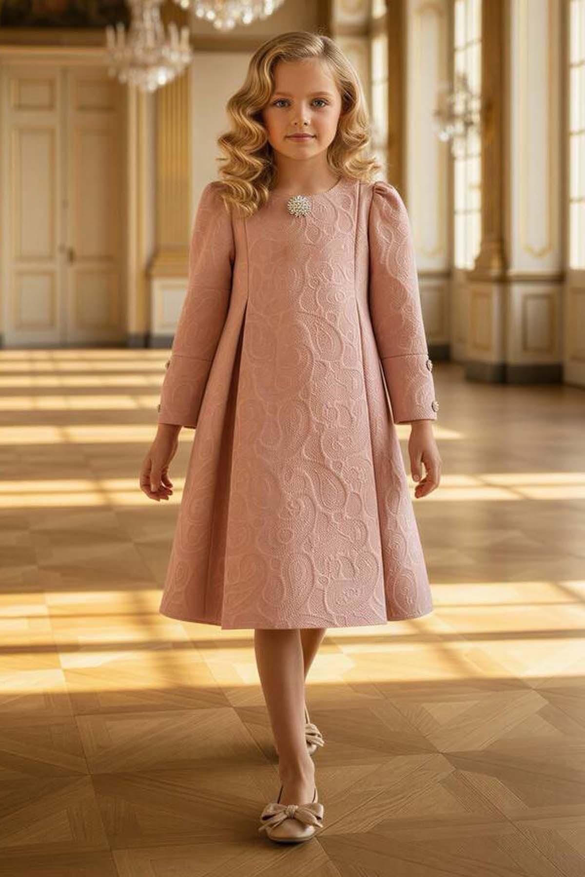 Kız Çocuk Karpuz Kol Göğsünde Broş Detaylı Üzeri Kabartma Desenli Pembe Elbise