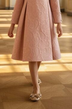 Kız Çocuk Karpuz Kol Göğsünde Broş Detaylı Üzeri Kabartma Desenli Pembe Elbise