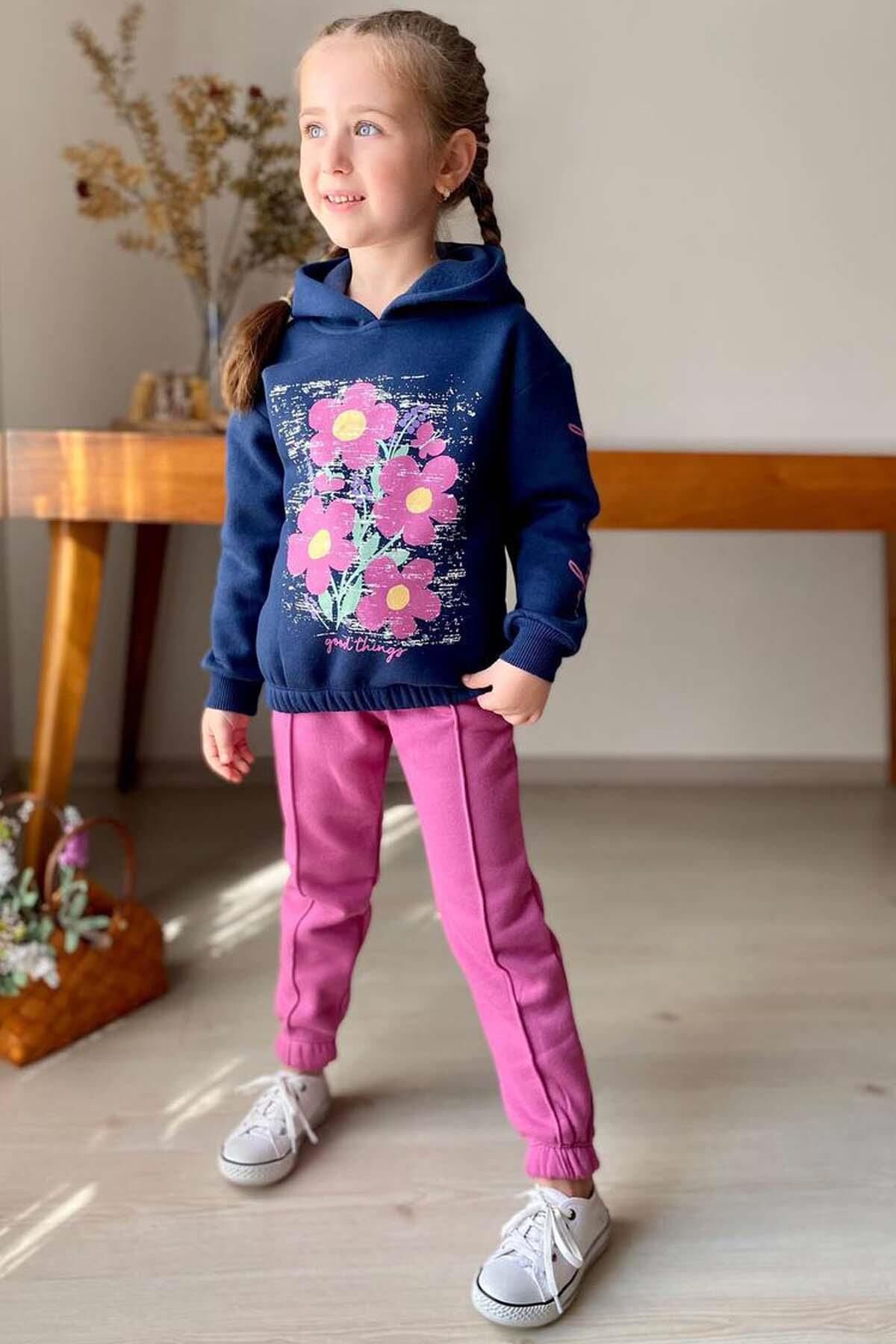 Kız Çocuk Kollarında Yazı Detayları ve Önü Çiçek Baskılı Fuşya Eşofman Takım