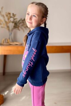 Kız Çocuk Kollarında Yazı Detayları ve Önü Çiçek Baskılı Fuşya Eşofman Takım