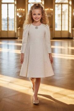 Kız Çocuk Karpuz Kol Göğsünde Broş Detaylı Üzeri Kabartma Desenli Ekru Elbise