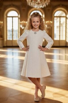 Kız Çocuk Karpuz Kol Göğsünde Broş Detaylı Üzeri Kabartma Desenli Ekru Elbise