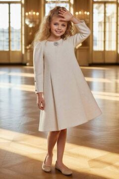 Kız Çocuk Karpuz Kol Göğsünde Broş Detaylı Üzeri Kabartma Desenli Ekru Elbise