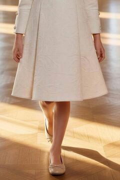 Kız Çocuk Karpuz Kol Göğsünde Broş Detaylı Üzeri Kabartma Desenli Ekru Elbise