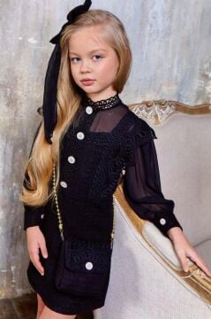 Kız Çocuk Omuzları ve Göğsü Güpür İşlemeli Taş Düğme Detaylı Şanel Siyah Elbise