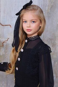 Kız Çocuk Omuzları ve Göğsü Güpür İşlemeli Taş Düğme Detaylı Şanel Siyah Elbise