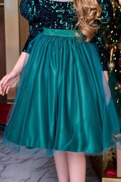 Kız Çocuk Kayık Yaka Şeffaf Tül ve Göğsü Kadife Pul Detaylı Eteği Kabarık Balon Kol Yeşil Abiye