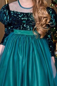 Kız Çocuk Kayık Yaka Şeffaf Tül ve Göğsü Kadife Pul Detaylı Eteği Kabarık Balon Kol Yeşil Abiye