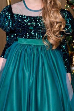 Kız Çocuk Kayık Yaka Şeffaf Tül ve Göğsü Kadife Pul Detaylı Eteği Kabarık Balon Kol Yeşil Abiye