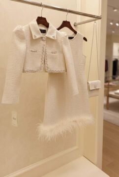 Kız Çocuk Yaka ve Kenarlar Boncuk ve Taş İşleme Ceket Etek Ucu Tüylü Kolsuz Beyaz Şanel Elbise