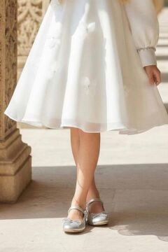 Kız Çocuk Yakası ve Bilekleri İnci İşlemeli Üzeri Boydan 3D Yonca Detaylı İçi Astarlı Beyaz Elbise